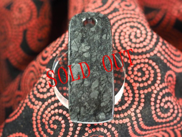 画像2: 黒い魔除けのリアルな石器形ペンダント　（長者ヶ原遺跡タイプ・蛇紋岩製）バレル研磨不使用の手研磨！ (2)
