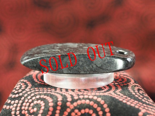 画像3: 黒い魔除けのリアルな石器形ペンダント　（長者ヶ原遺跡タイプ・蛇紋岩製）バレル研磨不使用の手研磨！ (3)