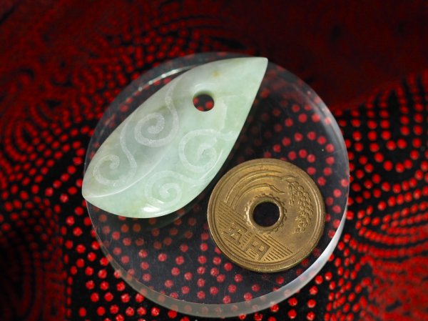 画像3: neo縄文・極上浅黄色系ヒスイ渦巻線刻ペンダント（ヒネリ加工品・バレル研磨機未使用の渾身の手研磨！） (3)