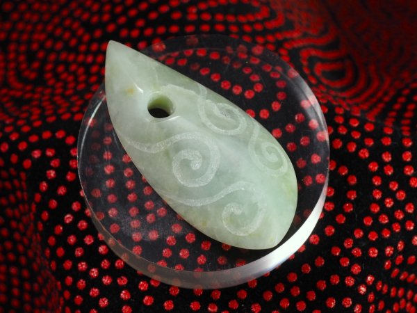 画像6: neo縄文・極上浅黄色系ヒスイ渦巻線刻ペンダント（ヒネリ加工品・バレル研磨機未使用の渾身の手研磨！） (6)