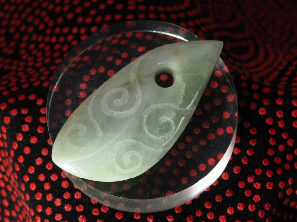 画像1: neo縄文・極上浅黄色系ヒスイ渦巻線刻ペンダント（ヒネリ加工品・バレル研磨機未使用の渾身の手研磨！） (1)