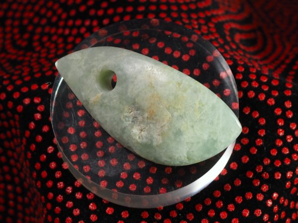 画像5: neo縄文・極上浅黄色系ヒスイ渦巻線刻ペンダント（ヒネリ加工品・バレル研磨機未使用の渾身の手研磨！） (5)