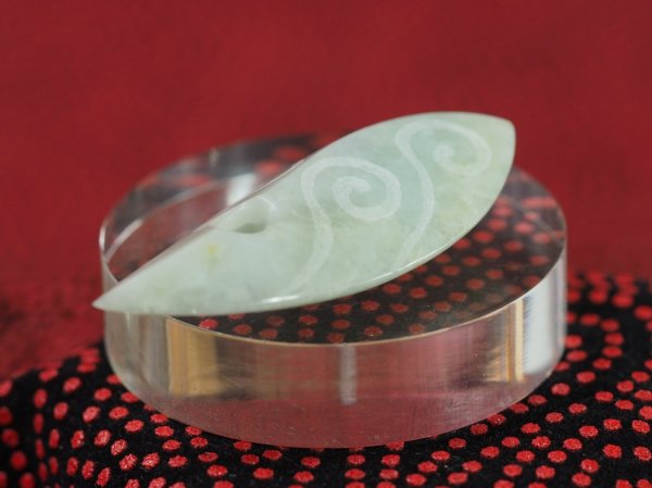 画像4: neo縄文・極上浅黄色系ヒスイ渦巻線刻ペンダント（ヒネリ加工品・バレル研磨機未使用の渾身の手研磨！） (4)