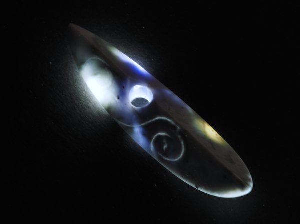 画像2: neo縄文・ラベンダーヒスイ線刻大珠風ペンダント（バレル研磨機不使用の渾身の手研磨！） (2)