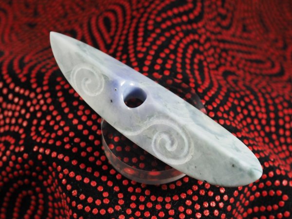 画像9: neo縄文・ラベンダーヒスイ線刻大珠風ペンダント（バレル研磨機不使用の渾身の手研磨！） (9)