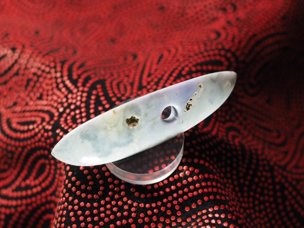 画像5: neo縄文・ラベンダーヒスイ線刻大珠風ペンダント（バレル研磨機不使用の渾身の手研磨！） (5)