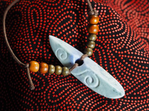 画像4: neo縄文・ラベンダーヒスイ線刻大珠風ペンダント（バレル研磨機不使用の渾身の手研磨！） (4)