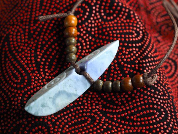 画像3: neo縄文・ラベンダーヒスイ線刻大珠風ペンダント（バレル研磨機不使用の渾身の手研磨！） (3)