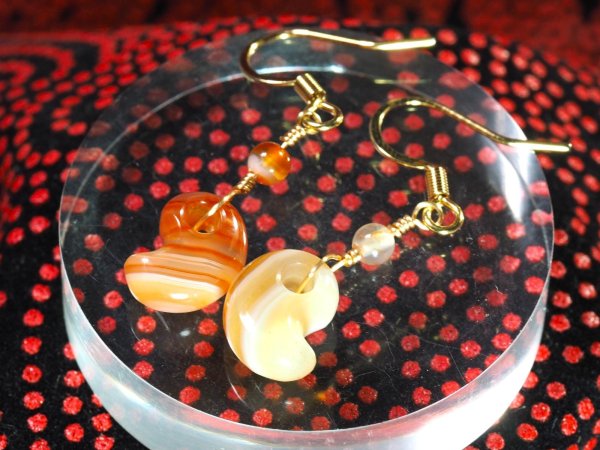画像1: プルプルゆれる赤い縞メノウ勾玉ピアス（スタッグピアス・イヤリングに交換可能・国産赤メノウ製） (1)