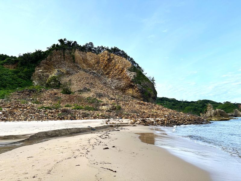 SAVE NOTO！支援金作品 黒い魔除けのヤジリ （輪島市門前町琴ケ浜産無斑晶質安山岩製）バレル研磨不使用の手研磨！