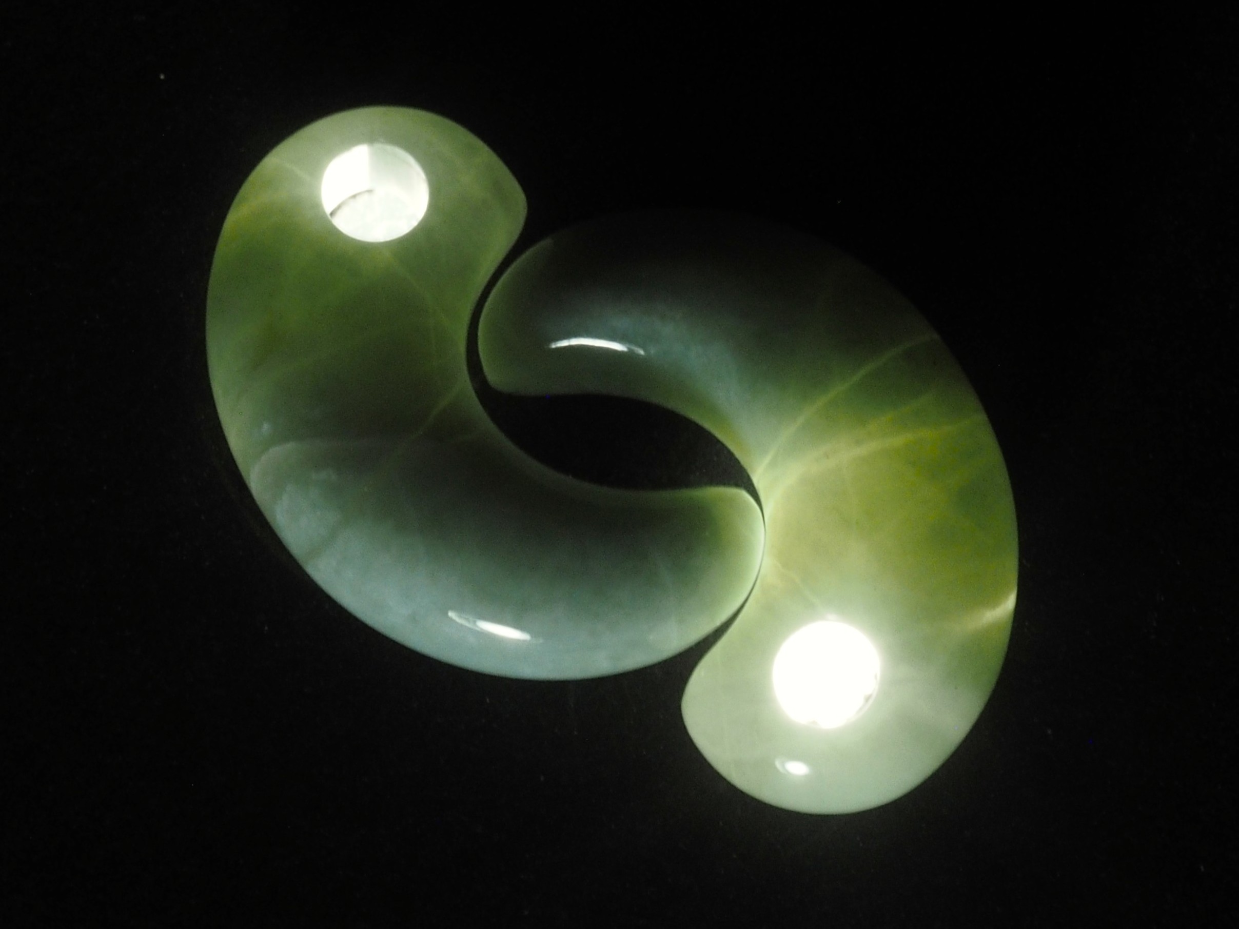 ペア勾玉「better falf」古墳時代前期モデル（縦21mm・渾身の手研磨ヒスイ製）