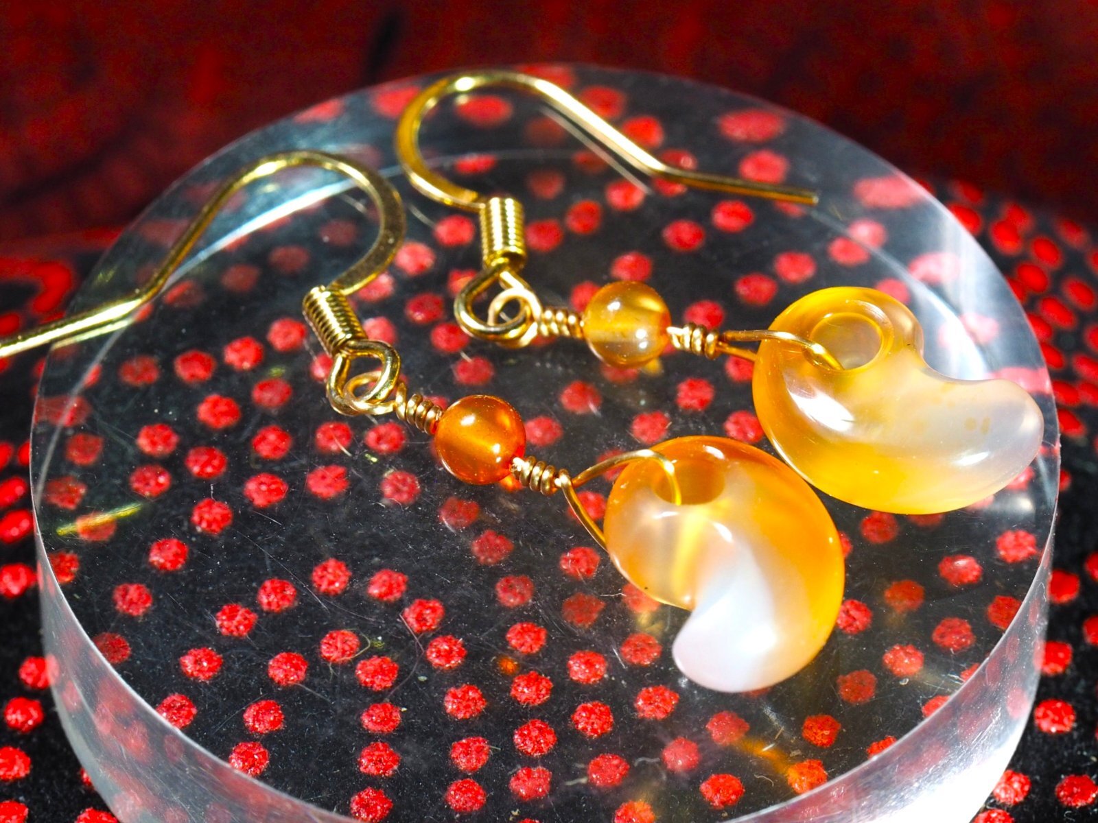 プルプルゆれる赤い勾玉ピアス（スタッグピアス・イヤリングに交換可能・国産赤メノウ製）