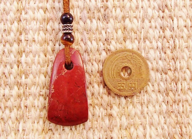 赤碧玉製磨製石器型ペンダント