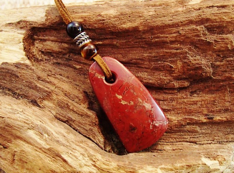 赤碧玉製磨製石器型ペンダント